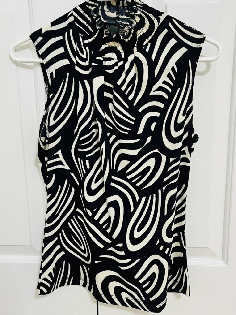 Chic sleeveless top